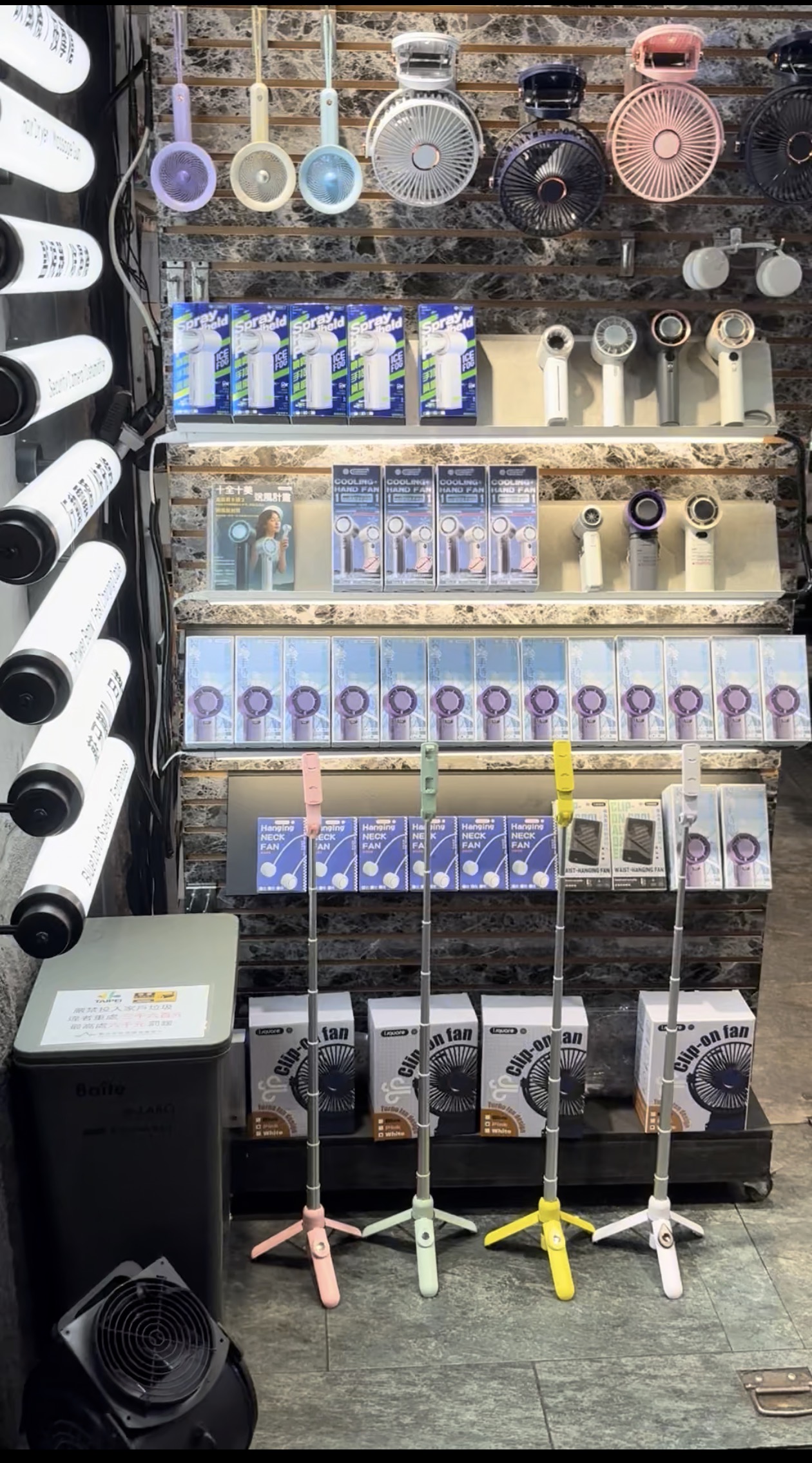 士林大南一店風扇與商品陳列